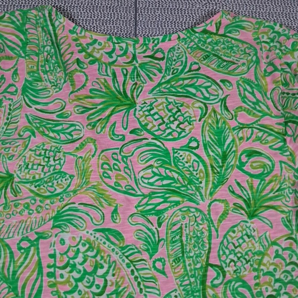 LILLY PULITZER ETTA MANDEVILLA BABY FINS AND FLIPPERS V NECK GREEN PINK SHIRT M - Picture 7 of 8
